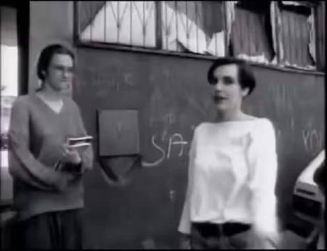 萨拉热窝内战期间年轻男女冒险穿越狙击区