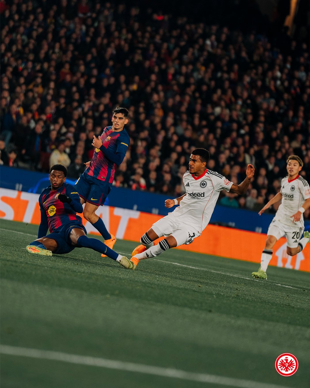 欧冠法兰克福1:2憾负巴萨，克瑙夫破门孔德双响逆转