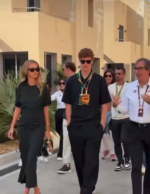 辛纳携女友观战