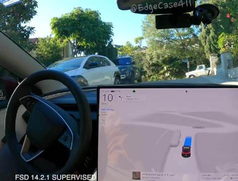 特斯拉FSD窄路倒车让行流畅无延迟