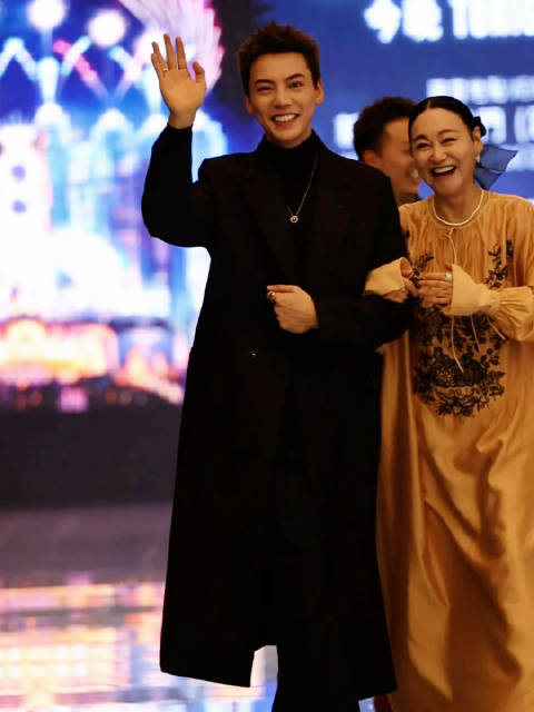 和惠英红挥手下班