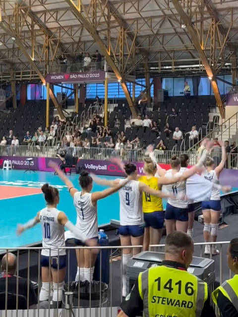 来看看朱婷到底多沉迷「朱立耶」  熟练的科内利亚诺拉拉队