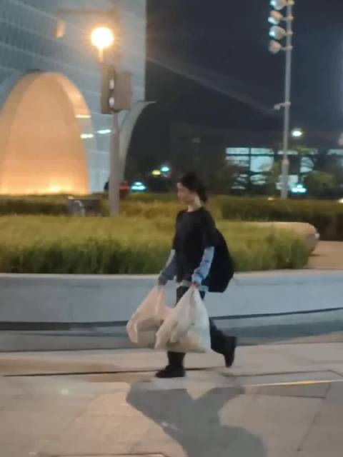 杨超越《今天是太阳雨》路透曝光，提袋奔跑造型吸睛