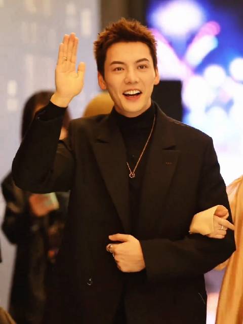 陈伟霆 和惠英红挽手离场，挥手笑超开心