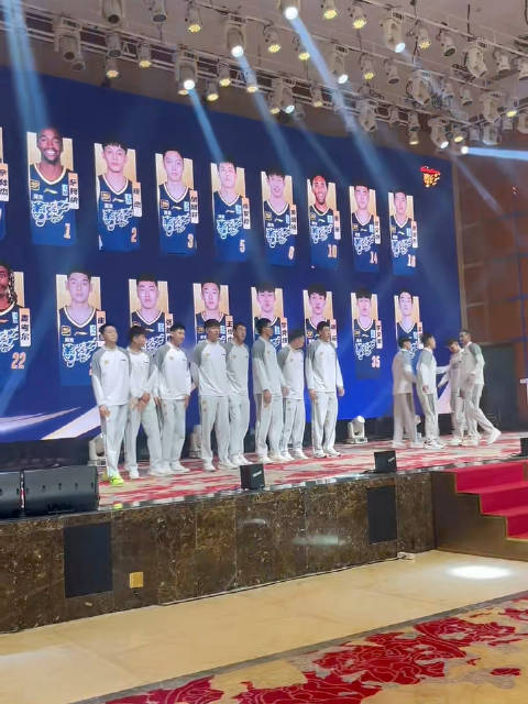 CBA新赛季广东宏远出征，胡明轩任队长领衔亮相