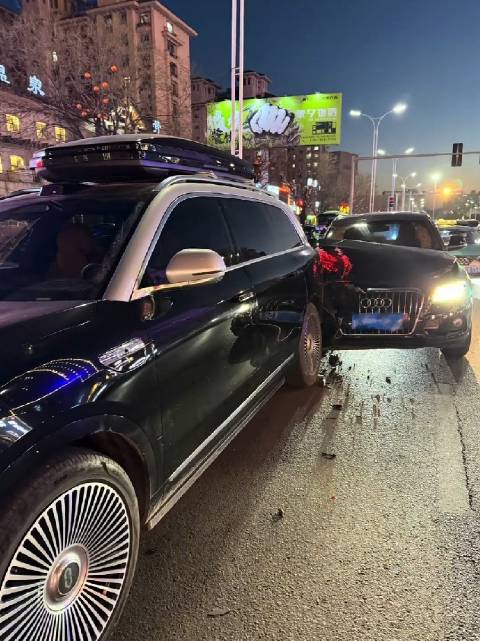 奥迪一侧大灯全毁，放在油车时代，这也算是顶格损失了！