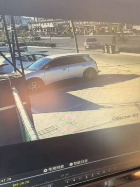 司机走神车辆失控漂移入道