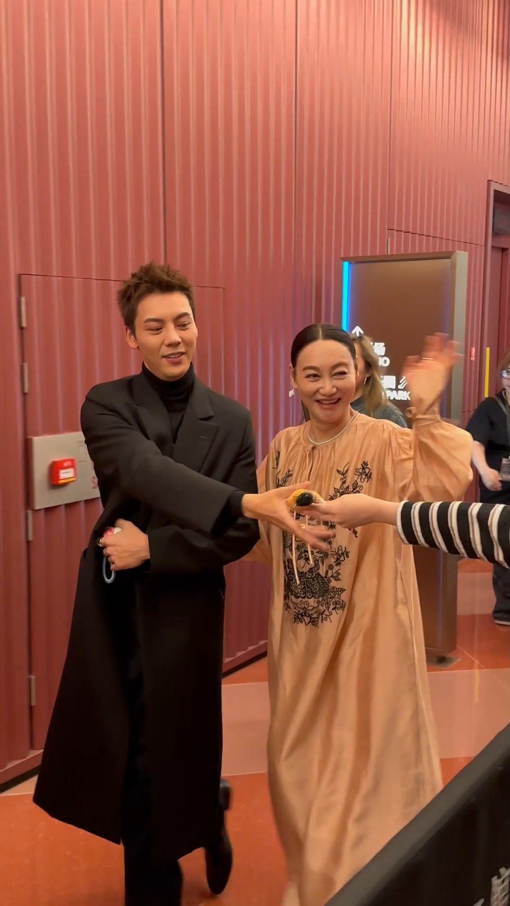 251210陈伟霆澳门实力派MAT年度盛典 被红姐挽着好得意啊威廉BB