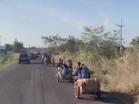 由于泰国军方火力全开，柬埔寨难民不得不开着摩托车和拖拉机撤离