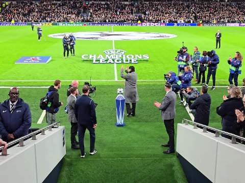 孙兴慜重返热刺主场深情告别球迷