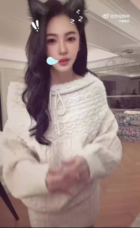 张雨绮穿白毛衣戴猫耳随性自拍展露反差魅力