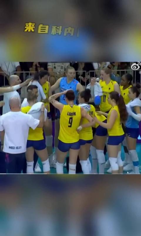 昨晚比赛主力轮休……朱婷又拿着这个给小副攻摁在脖子上…很温暖的场面