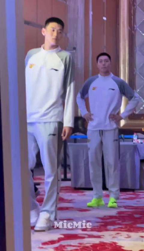 两个超帅寸头小哥压轴出场，王洪泽弟弟好腼腆啊 体育大赏胡明轩