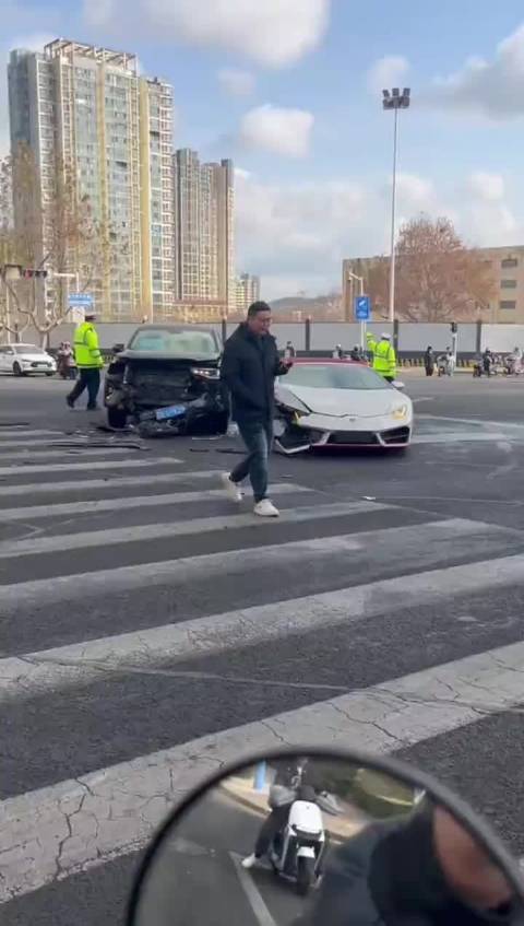 还没上牌的兰博基尼撞了