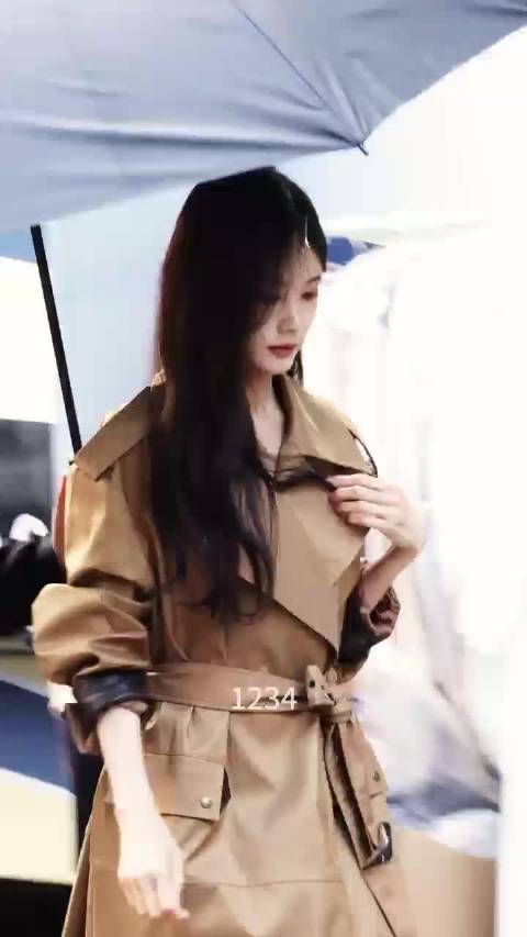 李一桐这身卡其色风衣造型也太绝了！