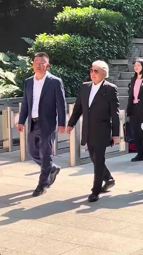 霍家集体活动，霍启山、郭晶晶、霍启刚都出来了，这架势很足啊！