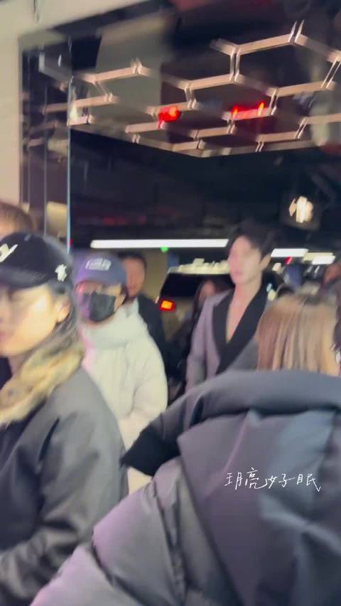 李昀锐真空西装亮相，深V造型引关注