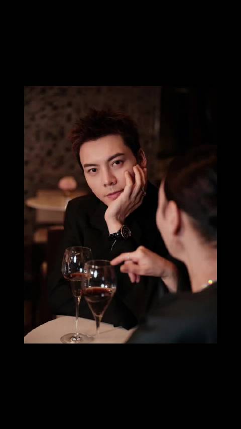 陈伟霆出席新濠影汇盛典，神父造型引热议