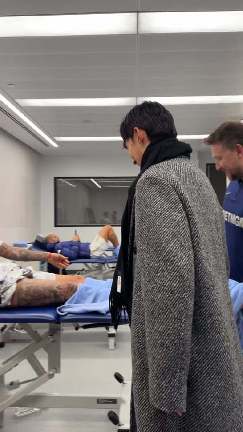 孙兴慜和罗梅罗开玩笑说：“今年我让梅西赢了，但明年我们一定会登上顶峰”