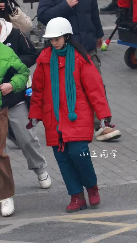 黄轩刘浩存路透曝光，红绿穿搭引热议