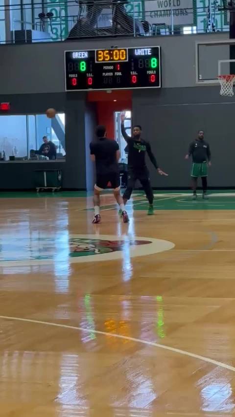 新的一天，对塔图姆来说又是泡在训练馆的一天！