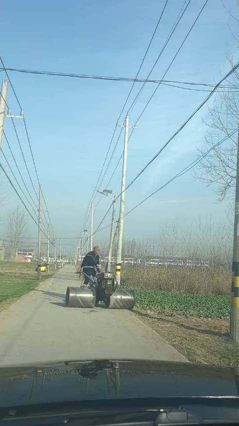 手扶拖拉机失控的瞬间