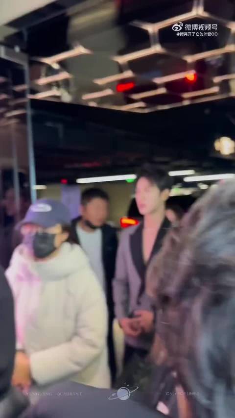 李昀锐穿真空深V西装亮相迪奥活动