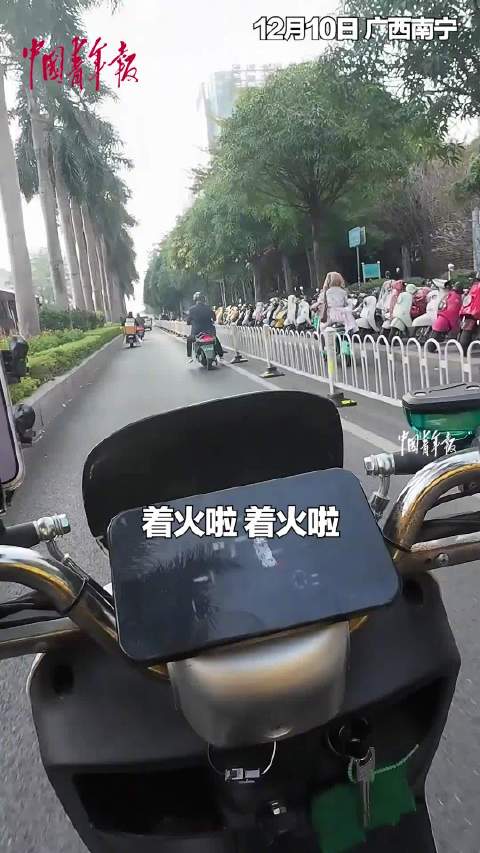 路遇摩托起火，外卖小哥送餐路上顺手给摩托灭了个火