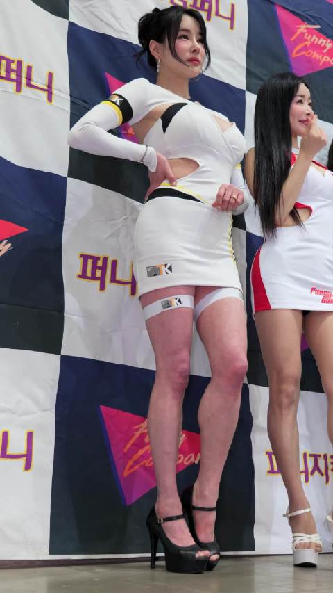 车展上的高颜值女主角 83