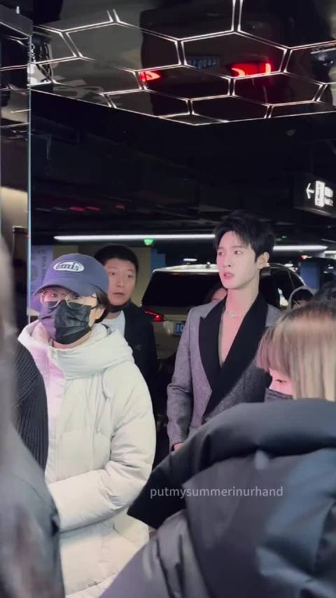 李昀锐真空深V西装造型亮相，搭配花朵项链