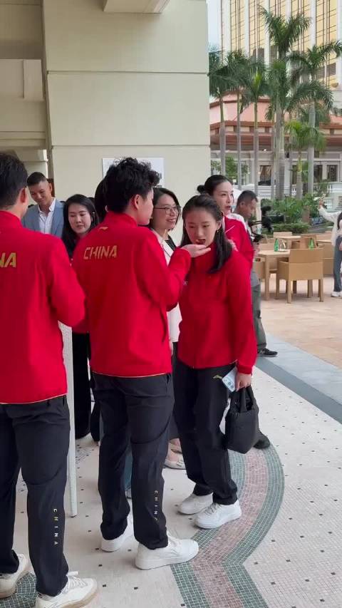 中国跳水队澳门享下午茶，陈芋汐开心用餐与队友合影