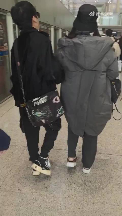 大张伟与妻子机场亲密互动