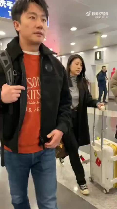 黄轩粉丝期待其机场亮相