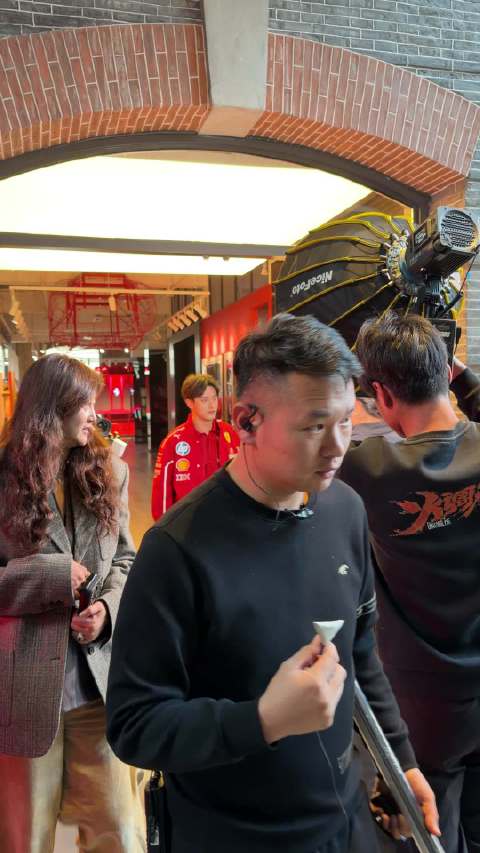 周冠宇现身发布会现场引关注