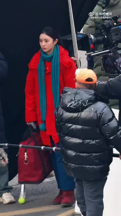 刘浩存、黄轩《美顺与长生》路透 这个小存儿怎么把圣诞树穿身上了