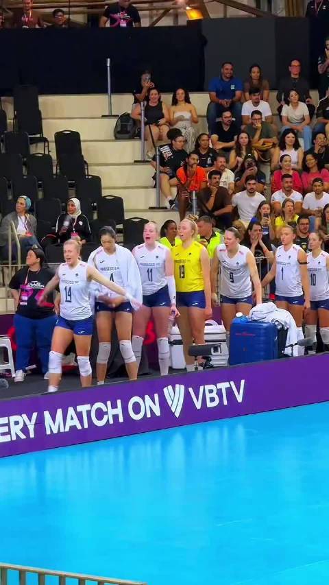 朱婷随科内利亚诺备战2025女排世俱赛，替补席贡献情绪价值