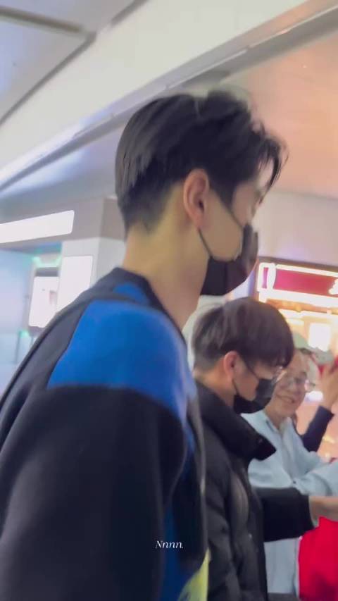 胡一天回归首日爆梗，劝粉丝勿信男人