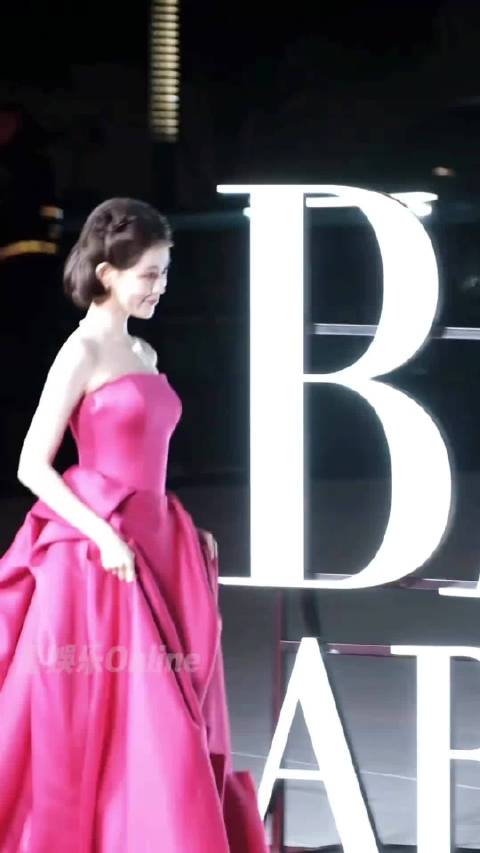 祝绪丹红毯惊艳亮相，流光红裙如盛放玫瑰