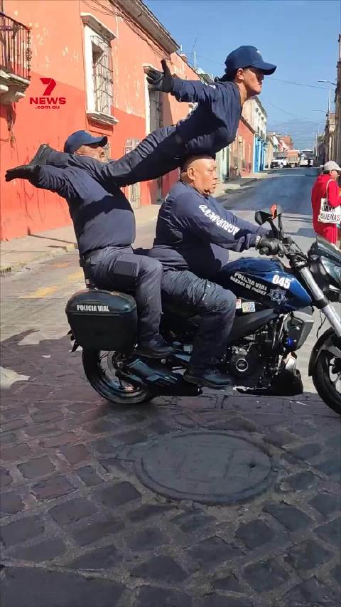 印度叠罗汉神技被墨西哥警察摩托复刻