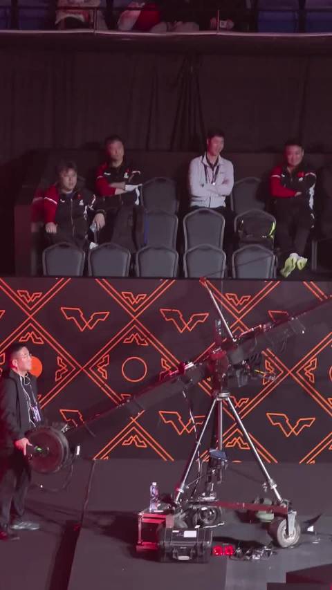 梁靖崑对阵林诗栋单打赛，王皓王励勤等现场观战