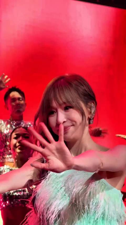 像是做了一场热闹的梦 不愿意离开 真诚且温柔的心凌 要一直唱下去哦