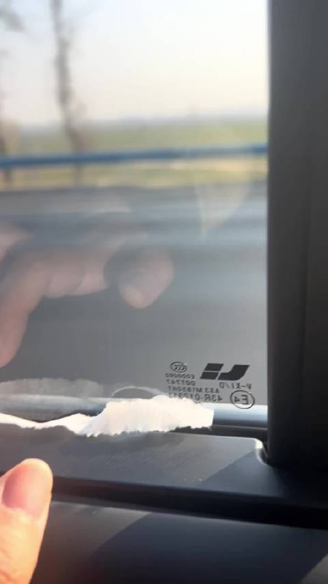 群内车友反馈理想i6的后排右侧玻璃处漏风