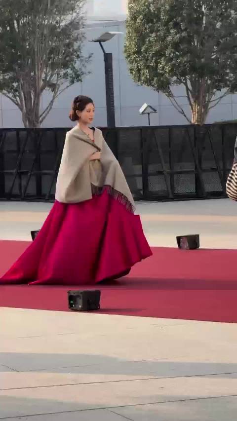 祝绪丹玫红长裙配驼色披肩亮相红毯，优雅灵动如画中仙