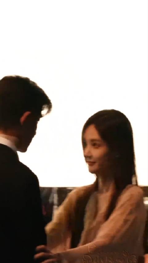 李一桐、乔振宇《美人余》脸颊吻路透来了，亲完就害羞逃跑的余梦好娇啊