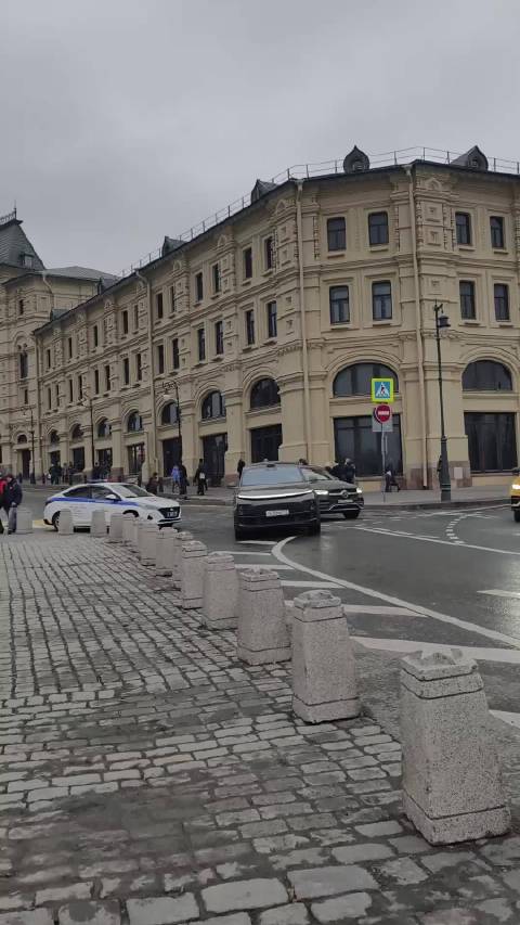 网友莫斯科红场偶遇理想！我要是在这看到中国车，也会很兴奋！