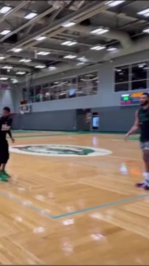 塔图姆跟腱受伤才过去了不足7个月，现在已经能够进行1v1的训练了