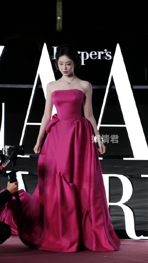 祝绪丹流光红裙亮相芭莎红毯，复古盘发明艳动人