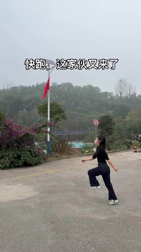 路人视角 搞笑 毛毛虫 快跑，这家伙又来了