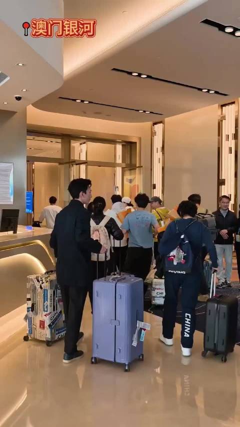 中国跳水梦之队抵澳备战，周继红率陈芋汐等名将亮相