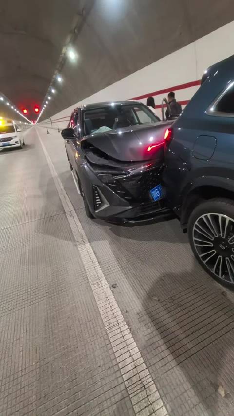 视频：网友总结新安全行车口诀，不在特前、不在界后、不在米边